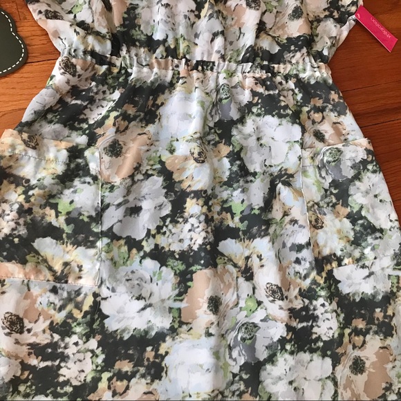 NWT Floral Dress with Double Pockets! - Picture 3 of 12